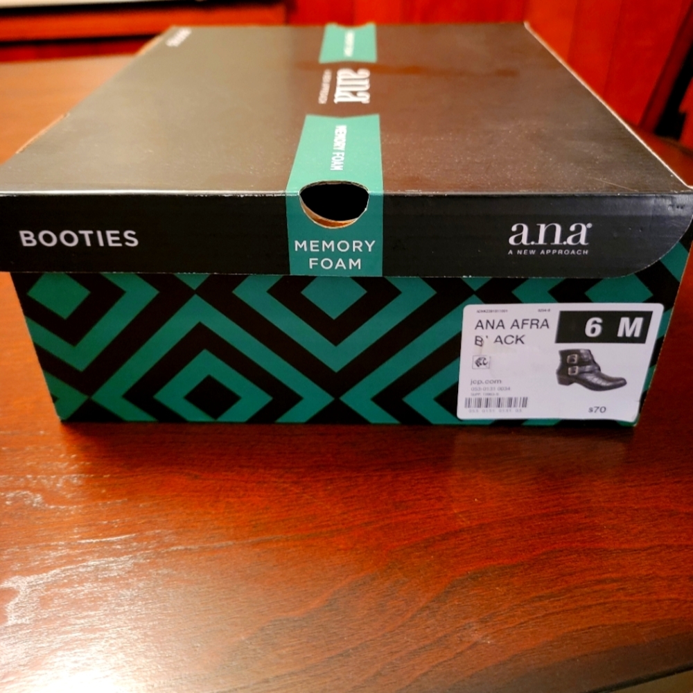 Anna brand memory foam black short boots, size 6.